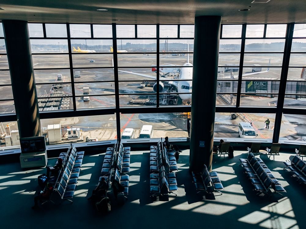 도쿄 공항 터미널에서 바라본 항공기와 활주로