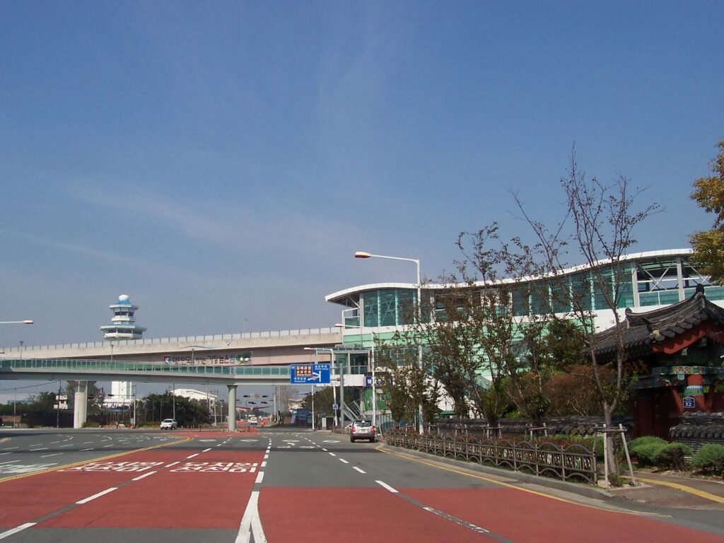 김해국제공항 (CC BY-SA 3.0, Wikimedia Commons)