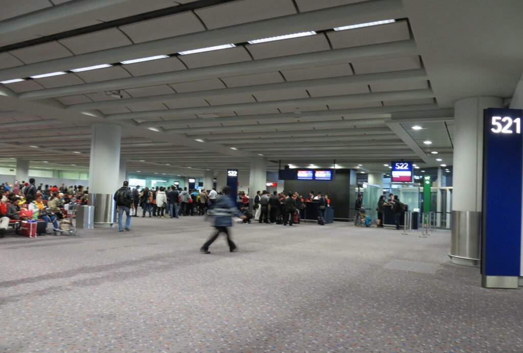 홍콩국제공항 터미널1 탑승구 (CC BY-SA 3.0, Wikimedia Commons)