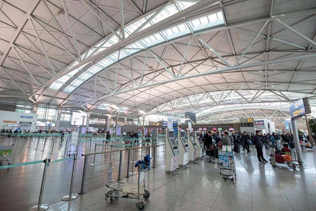 인천국제공항 출국장 (CC BY-SA 3.0, Wikimedia Commons)