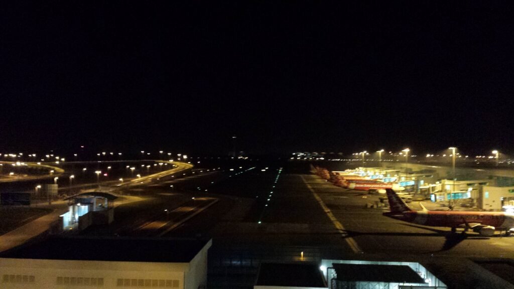 KLIA2 야경 (CC BY-SA 4.0, 저작자: Yjfstorehouse)