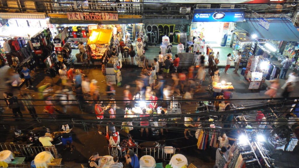 카오산로드 야경 (CC BY-SA 4.0)