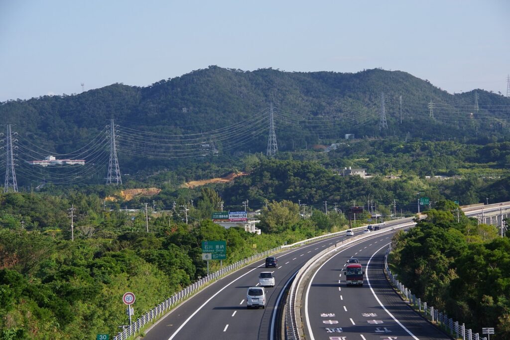 오키나와 고속도로 (CC BY-SA 4.0, Wikimedia Commons)
