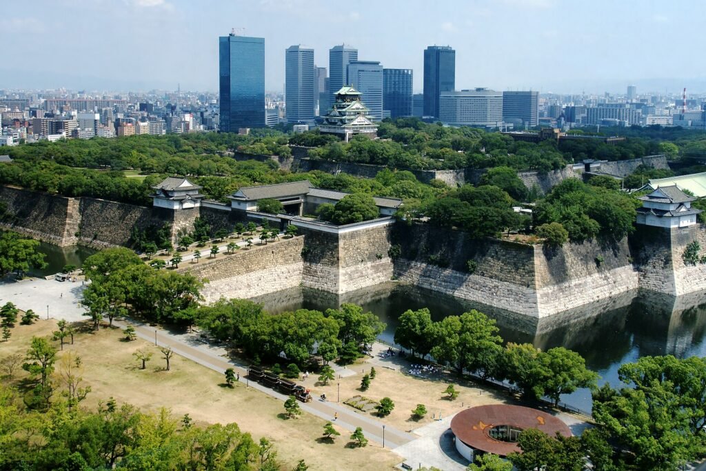 오사카성 (CC BY 2.5, Wikimedia Commons)
