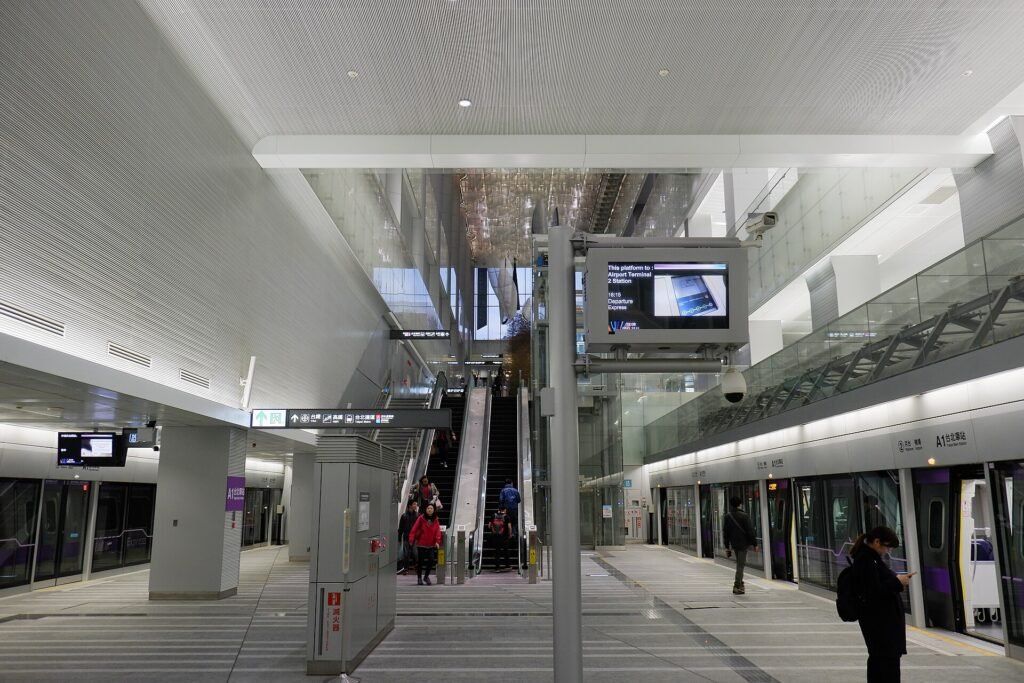 타오위안공항 MRT 타이베이역 플랫폼 (CC BY-SA 4.0, Wikimedia Commons)